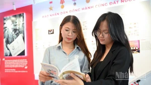 Nhan Dan Newspaper's special publication on Viet Nam Revolutionary Press attracts numerous young people.