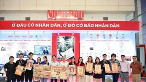 A large number of young people eagerly receive Nhan Dan’s special edition. (Photo: THE DAI)