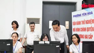 Leaders of Yen Hoa ward in Ha Noi inspect the IT system on the first day of piloting the two-tier local administration model. (Photo: VNA) 