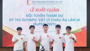 The Vietnamese team comprised five high school students at the European Physics Olympiad. (Photo: HUST)