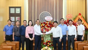 Representatives from many agencies and units visited and congratulated Nhan Dan Newspaper on June 18. 