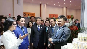 Deputy Prime Minister Tran Hong Ha (second from left) visits a booth of Vietnam at the 9th China-South Asia Expo and the 29th Kunming Import and Export Fair. (Photo: VNA)
