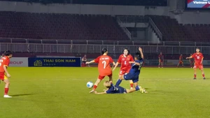 Viet Nam U19 women’s team (in red) on the ball against Thailand U19 (in blue). (Photo: VNA)