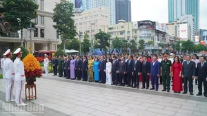 The delegates lay flowers in tribute to President Ho Chi Minh at the Ho Chi Minh Statue Park on Nguyen Hue Street, District 1. (Photo: MANH HAO)