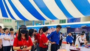 Students experience virtual reality technology at the launching ceremony for the movement “The whole nation competes in innovation and digital transformation,” held in April 2025 at the Posts and Telecommunications Institute of Technology. (Photo: Hiep Duc)