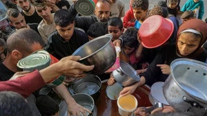 Residents wait for food aid in Rafah, southern Gaza Strip, on March 30, 2024. (Photo: Xinhua/VNA)