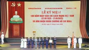 On behalf of Party and State leaders, Party General Secretary To Lam (R) awards a Ho Chi Minh Order to the Vietnamese revolutionary press for its great contributions to the revolutionary cause of the Party and the nation. (Photo: VNA) 