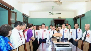 Politburo member Nguyen Trong Nghia leads a delegation of outstanding journalists to offer incense in memory of President Ho Chi Minh at House 67 in the Ho Chi Minh Relic Site. (Photo: VNA)