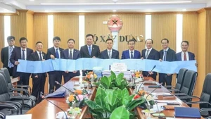 The Chinese side hands over the draft preliminary feasibility study report for the Lao Cai – Hanoi – Hai Phong railway project to Vietnam’s Ministry of Construction at the meeting (Photo: nhandan.vn) 