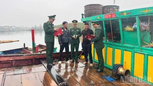 A task force from the Cua Sot Border Guard Station has been making use of every available moment to conduct outreach activities, providing fishermen with guidance on voting procedures in accordance with regulations.