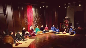 Artists of Dong Kinh Co Nhac perform in a rustic setting. (Photo: DONG KINH CO NHAC) 