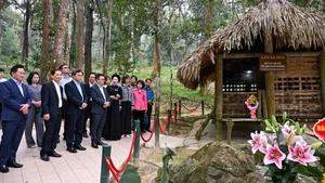 The delegation of Nhan Dan Newspaper visits Tan Trao Commune. (Photo: THANH DAT)
