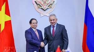 Prime Minister Pham Minh Chinh (L) meets with Secretary of the Security Council of the Russian Federation Sergey Shoigu. (Photo: VNA)