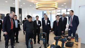 Deputy Prime Minister Nguyen Chi Dung visits Bosch Industrial in Stuttgart, Germany. (Photo: VNA)