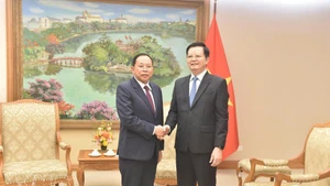 Deputy Prime Minister Mai Van Chinh (R) receives Chay Borin, Minister of Cult and Religion of Cambodia, in Ha Noi on March 25 (Photo: VNA)
