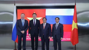 Prime Minister Pham Minh Chinh (second from right), Russian Deputy Prime Minister Alexander Novak (second from left), Vietnamese Deputy Prime Minister Bui Thanh Son (far right), and a leader of Zarubezhneft. (Photo: baochinhphu.vn)