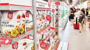 Consumers shop at a supermarket in Lotte Mart Ha Noi. (Photo: Dang Anh)