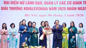 Prime Minister Pham Minh Chinh presents the 2025 Kovalevskaia Award to Prof. Dr. Tran Thi Viet Nga, Director of the Viet Nam–Japan Institute of Advanced Technology and senior lecturer at Ha Noi University of Civil Engineering (Photo: VNA)