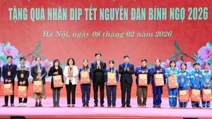Leaders from central agencies and Ha Noi present Tet gifts to workers in the capital city.
