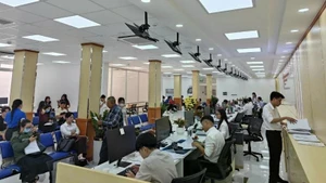 Although newly operational, the Ho Chi Minh City Public Administrative Service Centre has already welcomed a large number of residents to complete administrative procedures. (Photo: The Anh)