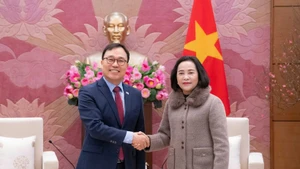National Assembly Vice Chairwoman Nguyen Thi Thanh (R) and Ambassador of the Republic of Korea (RoK) to Viet Nam Choi Young Sam in Ha Noi on February 9. (Photo: daibieunhandan.vn)