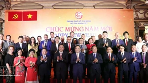 Politburo member and Secretary of the Ho Chi Minh City Party Committee Tran Luu Quang, together with city leaders, poses for a photo with delegates at the meeting. (Photo: VNA)