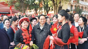Prime Minister Pham Minh Chinh meets with students of Viet Bac Highland school in Thai Nguyen Province. (Photo: VNA)