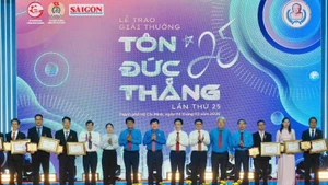 Outstanding engineers and workers receive Ton Duc Thang Award. (Photo: HOANG HUNG)