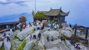 Tourists at Dong Pagoda, situated on the highest peak of Yen Tu Mountain. (Photo: VNA)