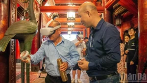 Tourists enjoy experiencing virtual reality systems at the Van Mieu–Quoc Tu Giam (Temple of Literature). (Photo: Ha Nam)
