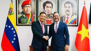 Venezuelan Minister of Foreign Affairs Yván Gil warmly receives Ambassador of Viet Nam to Venezuela Vu Trung My. (Photo courtesy of Vietnamese Embassy in Venezuela)
