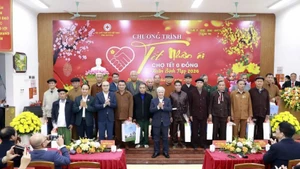 Standing Vice Chairman of National Assembly (NA) Do Van Chien and Secretary of Phu Tho Provincial Party Committee Pham Dai Duong present gifts to influential people in Dao Tru Commune.