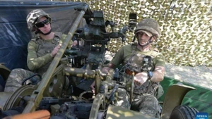 Ukrainian soldiers operate weapons in Kupyansk district, Ukraine. (Photo: Xinhua)