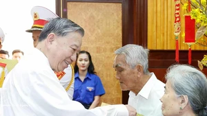 Party General Secretary To Lam presents gifts to policy beneficiary families and distinguished revolutionary contributors in Tay Ninh on February 9. (Photo: VNA)