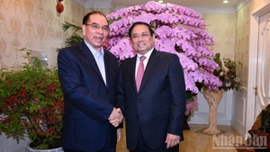 Prime Minister Pham Minh Chinh (right) and former General Secretary Nong Duc Manh (Photo: NDO)