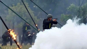 Officers of Peacekeeping Police Unit No. 1 demonstrate combat skills and tactical techniques, including responses to potential real-world operational scenarios. (Photo: VNA)