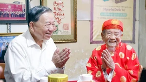Party General Secretary To Lam visits veteran researcher Nguyen Dinh Tu (in red) (Photo: VNA)