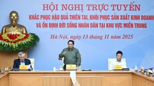 Prime Minister Pham Minh Chinh speaks at the November 13 meeting with leaders of ministries and central-level agencies, which is connected online with disaster-affected localities. (Photo: NDO) 