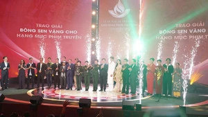 The film crew of “Red Rain” receives the Golden Lotus Prize. (Photo courtesy of the organising committee)