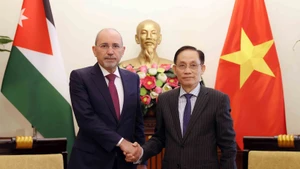 Minister of Foreign Affairs Le Hoai Trung (R) welcomes Jordanian Deputy Prime Minister and Minister of Foreign Affairs and Expatriates Ayman Al Safadi. (Photo: VNA) 