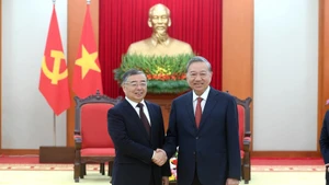 General Secretary of the Communist Party of Viet Nam Central Committee To Lam (R) receives Li Shulei, Politburo member, Secretary of the Communist Party of China Central Committee’s Secretariat, and Head of the CPC Central Committee’s Publicity Department. (Photo: NDO)