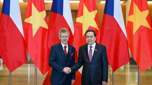 Chairman of the Vietnamese National Assembly Tran Thanh Man (R) welcomes President of the Senate of the Parliament of the Czech Republic Milos Vystrcil in Ha Noi on November 21. (Photo: NDO)
