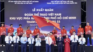 Chairman of the Ho Chi Minh City People’s Committee Nguyen Van Duoc (centre) waves the national flag at the ceremony (Photo: VNA)