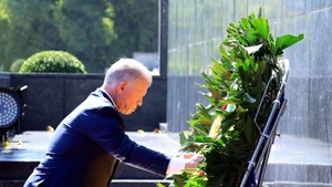 King of the Hashemite Kingdom of Jordan Abdullah II Ibn Al Hussein lays a wreath and paý tribute to President Ho Chi Minh at his mausoleum in Ha Noi on November 13. (Photo: VNA)