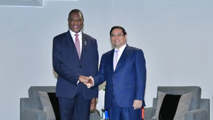 Vietnamese Prime Minister Pham Minh Chinh (R) receives South African Deputy President Paul Mashatile. (Photo: NDO)