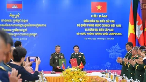 At the talks between Vietnamese Minister of National Defence General Phan Van Giang (R) and Cambodian Deputy Prime Minister and Minister of National Defence General Tea Seiha on November 13. (Photo: NDO)
