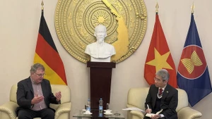 Vietnamese Ambassador to Germany Nguyen Dac Thanh (R) meets with Patrik Köbele, Chairman of the German Communist Party (DKP). (Photo: VNA)