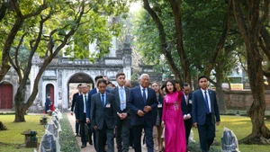 President of the European Council António Costa (centre, first row) visits the Van Mieu - Quoc Tu Giam (Temple of Literature). (Photo: VNA)