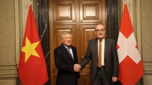 Standing Deputy Prime Minister Nguyen Hoa Binh (L) and Swiss President Guy Parmelin at their meeting in Bern on January 28 (Photo: VNA)