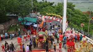 The Ba Chua Xu (Holy Mother of the Realm) Festival at Sam Mountain attracts large numbers of visitors.
